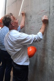 Cees tekent de wand in de kelder van het gemaal Galgenrak